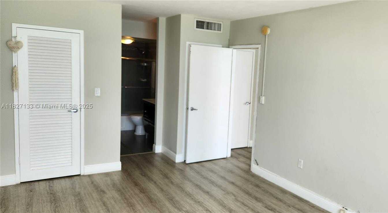 Small Image of 2899 COLLINS AVE #1545, Miami Beach Number 12