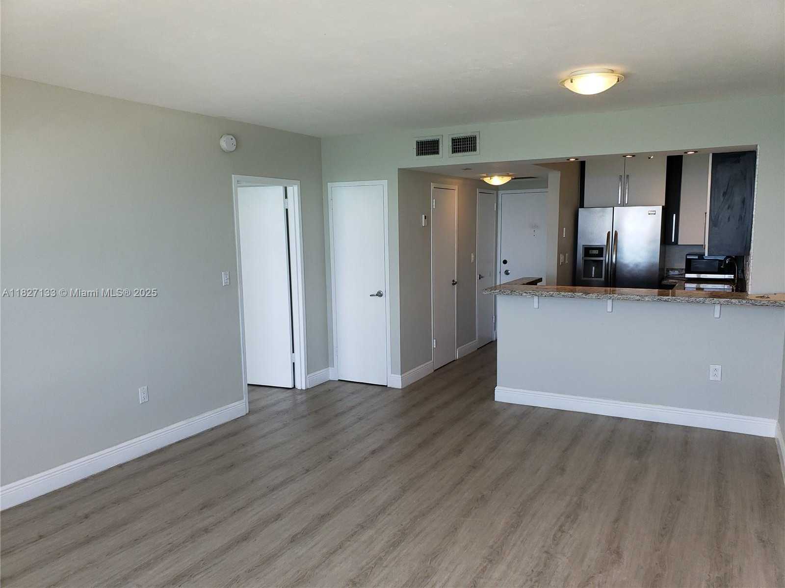 Small Image of 2899 COLLINS AVE #1545, Miami Beach Number 3