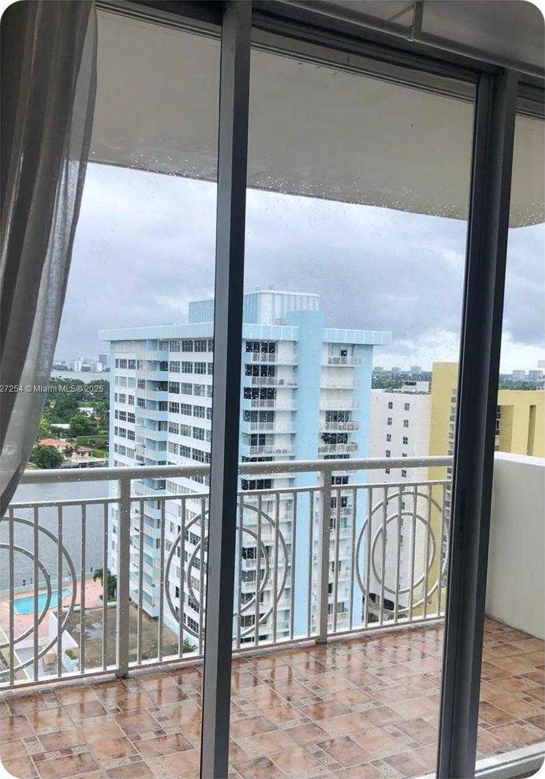 Small Image of 5825 COLLINS AVE #PH1B, Miami Beach Number 6