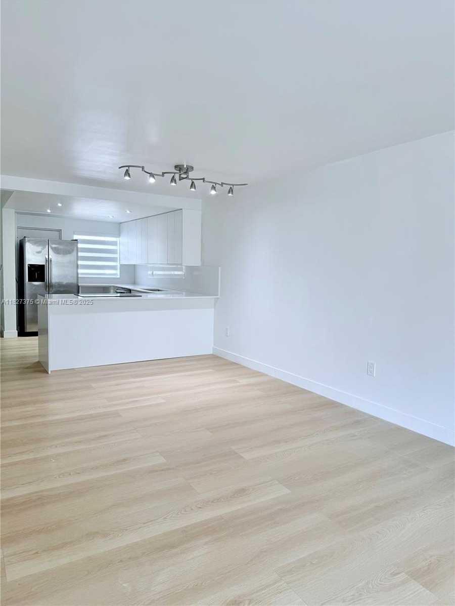 Small Image of 1331 LINCOLN RD #502, Miami Beach Number 4