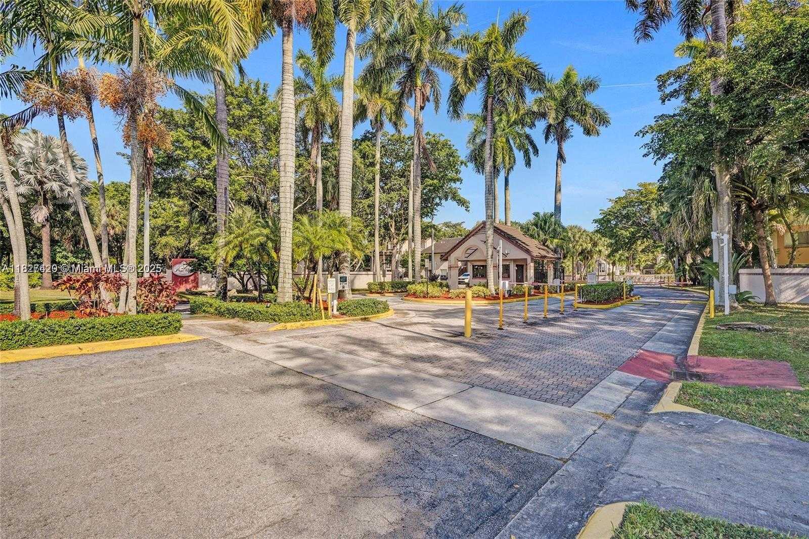 Small Image of 14170 SOUTH WEST 93RD LN #14170, Miami Number 12