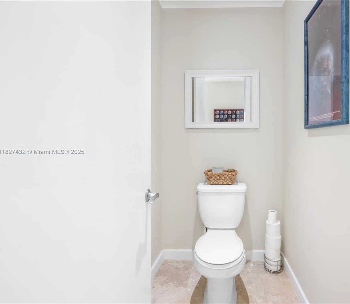 Small Image of 472 MINOLA DR #472, Miami Springs Number 19