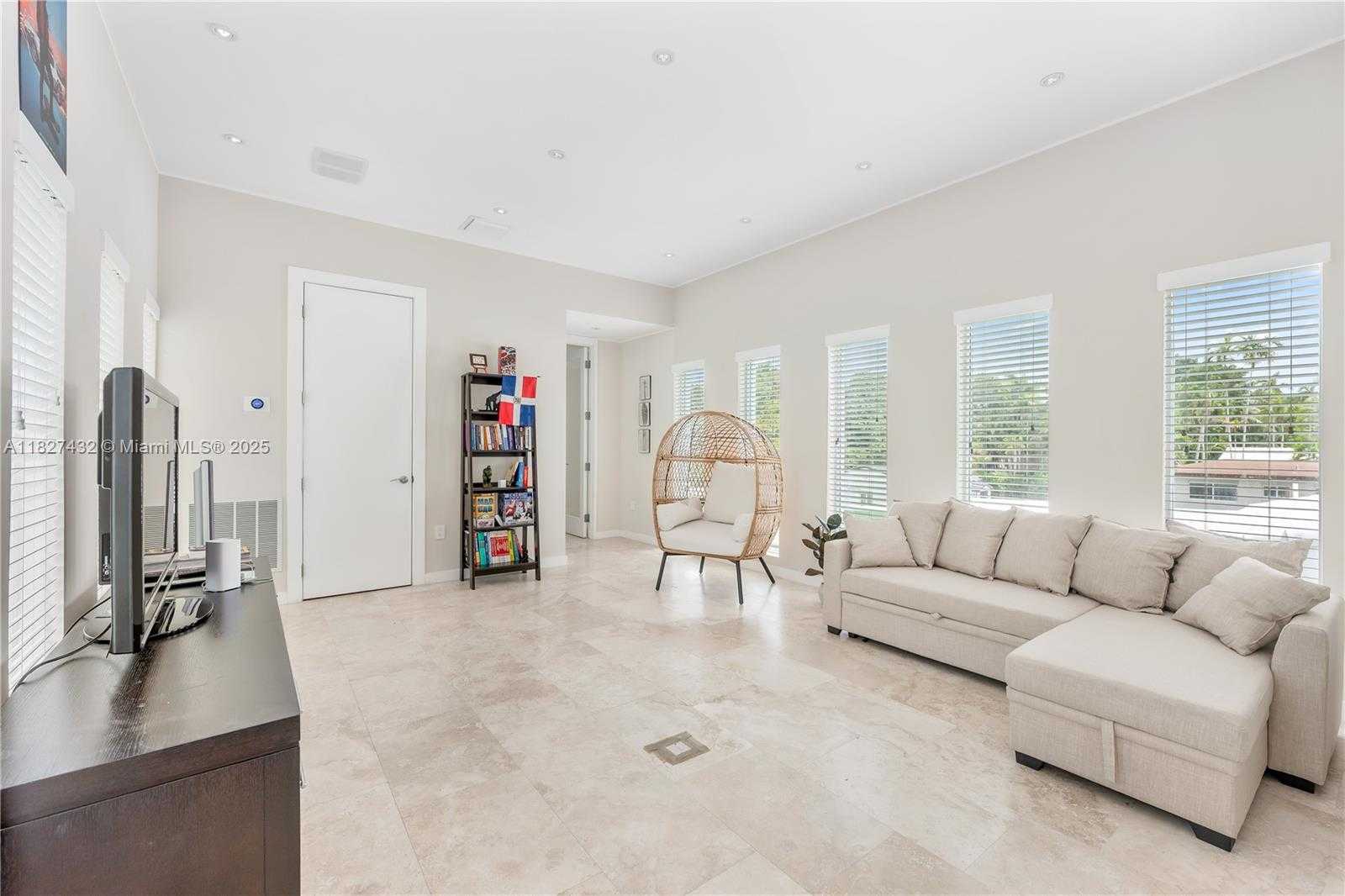 Small Image of 472 MINOLA DR #472, Miami Springs Number 27