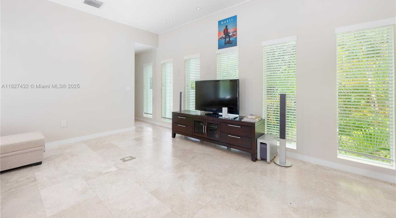 Small Image of 472 MINOLA DR #472, Miami Springs Number 28