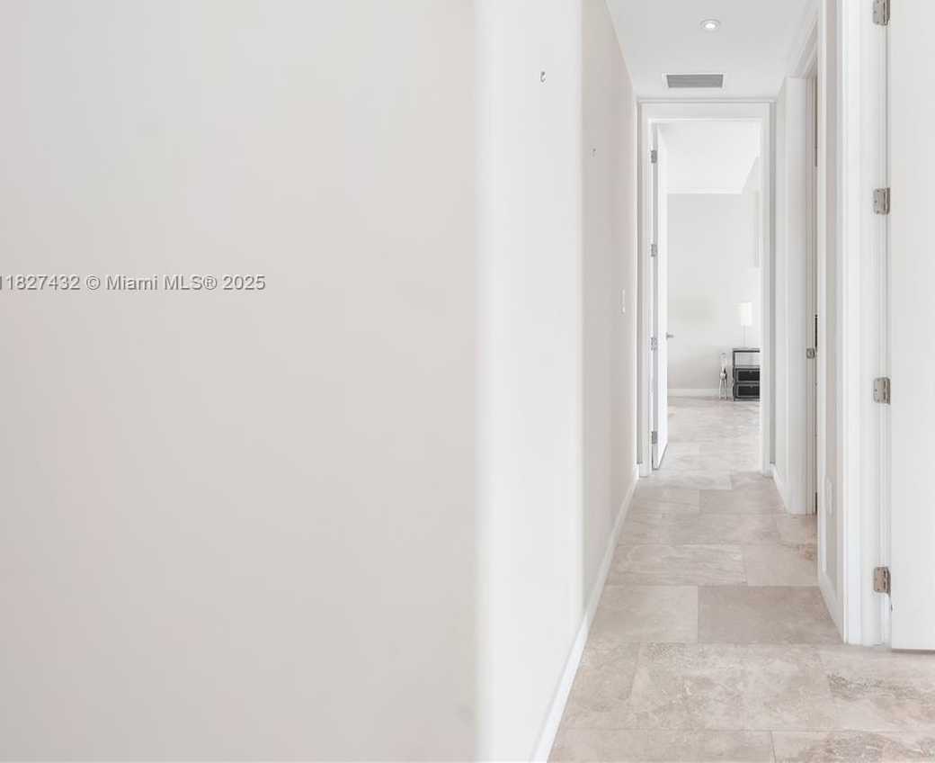 Small Image of 472 MINOLA DR #472, Miami Springs Number 29