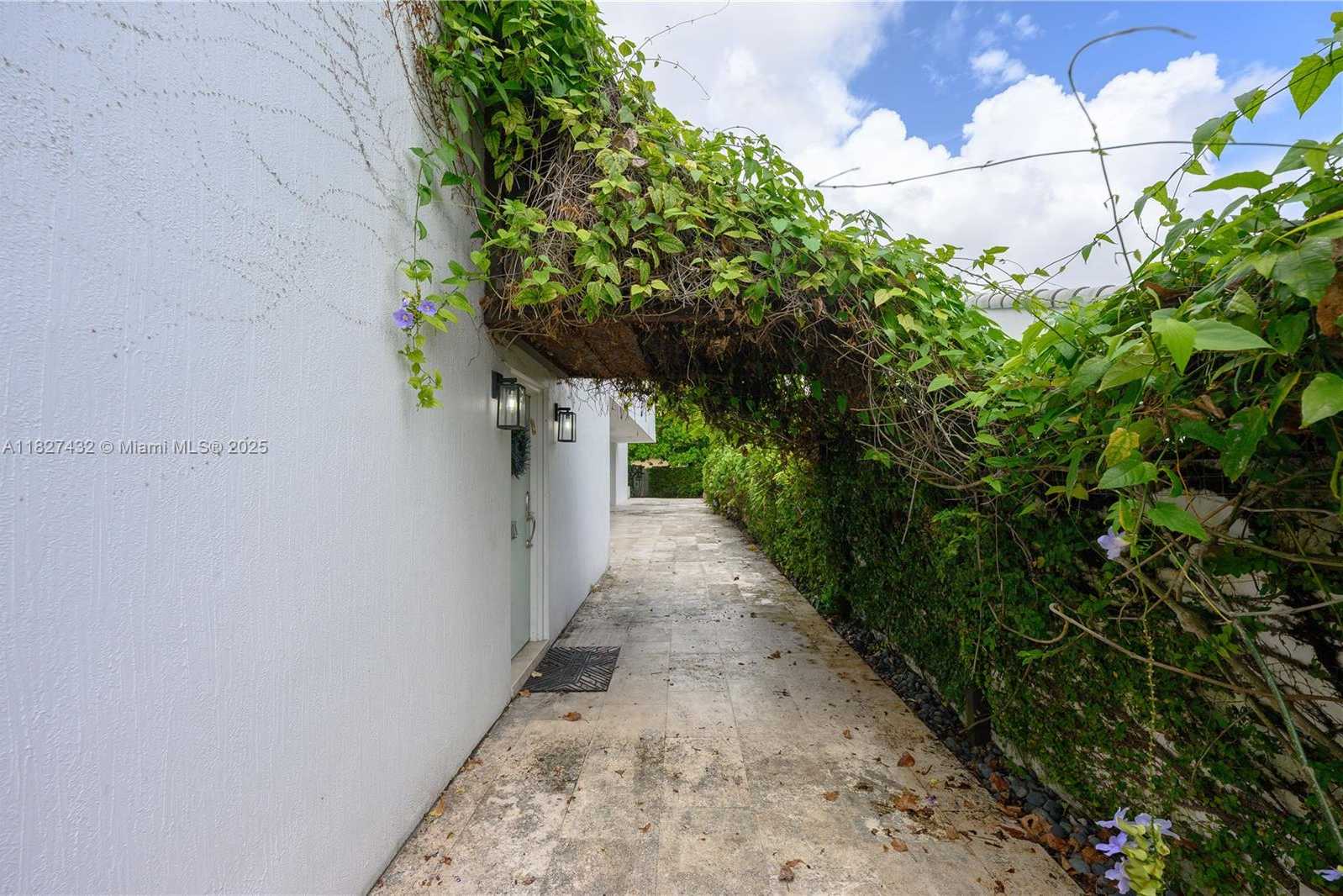 Small Image of 472 MINOLA DR #472, Miami Springs Number 3