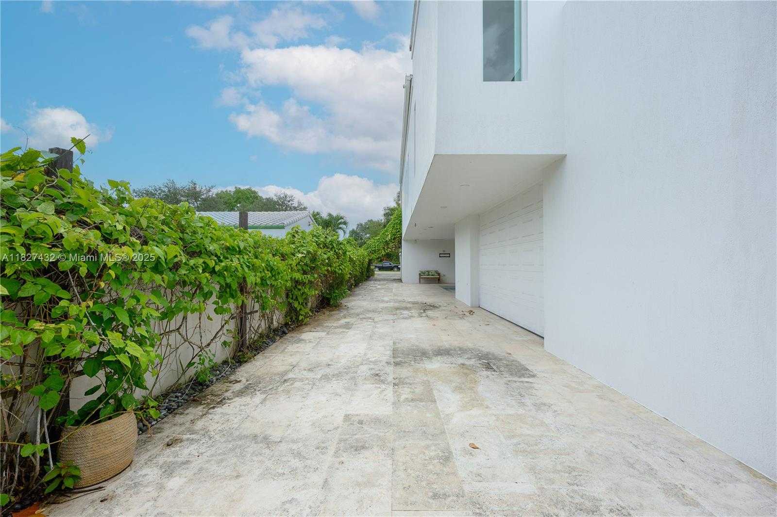 Small Image of 472 MINOLA DR #472, Miami Springs Number 36