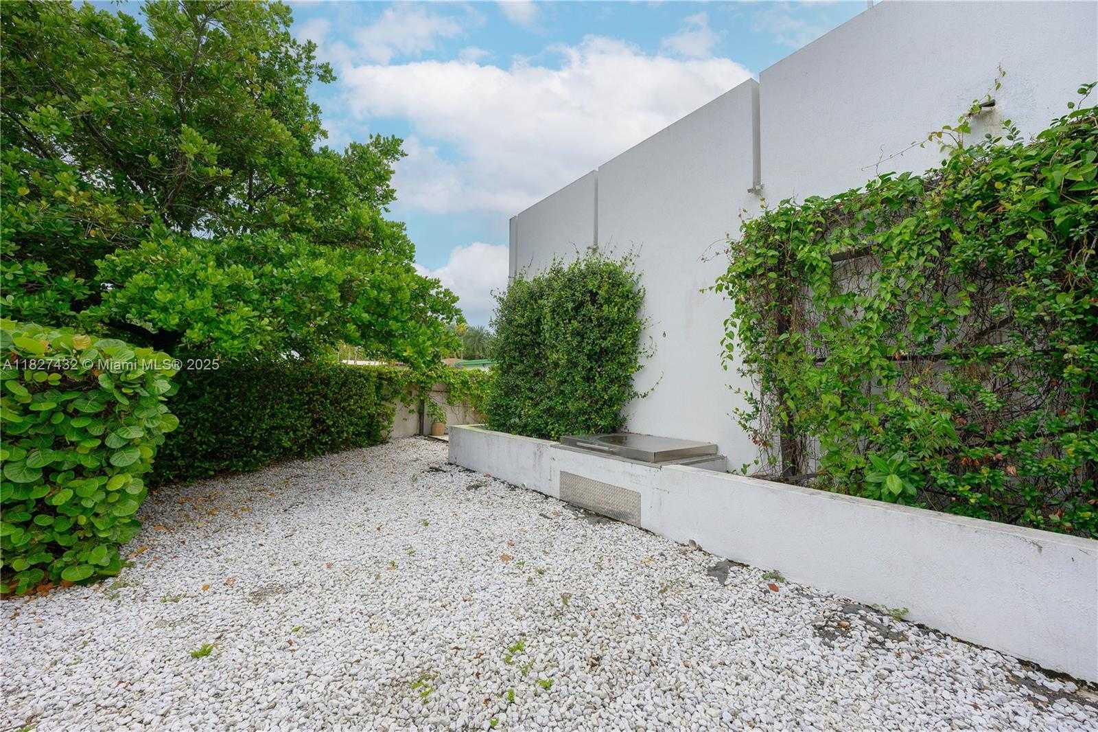 Small Image of 472 MINOLA DR #472, Miami Springs Number 37