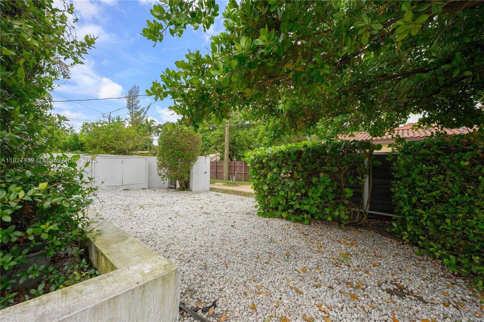 Small Image of 472 MINOLA DR #472, Miami Springs Number 38