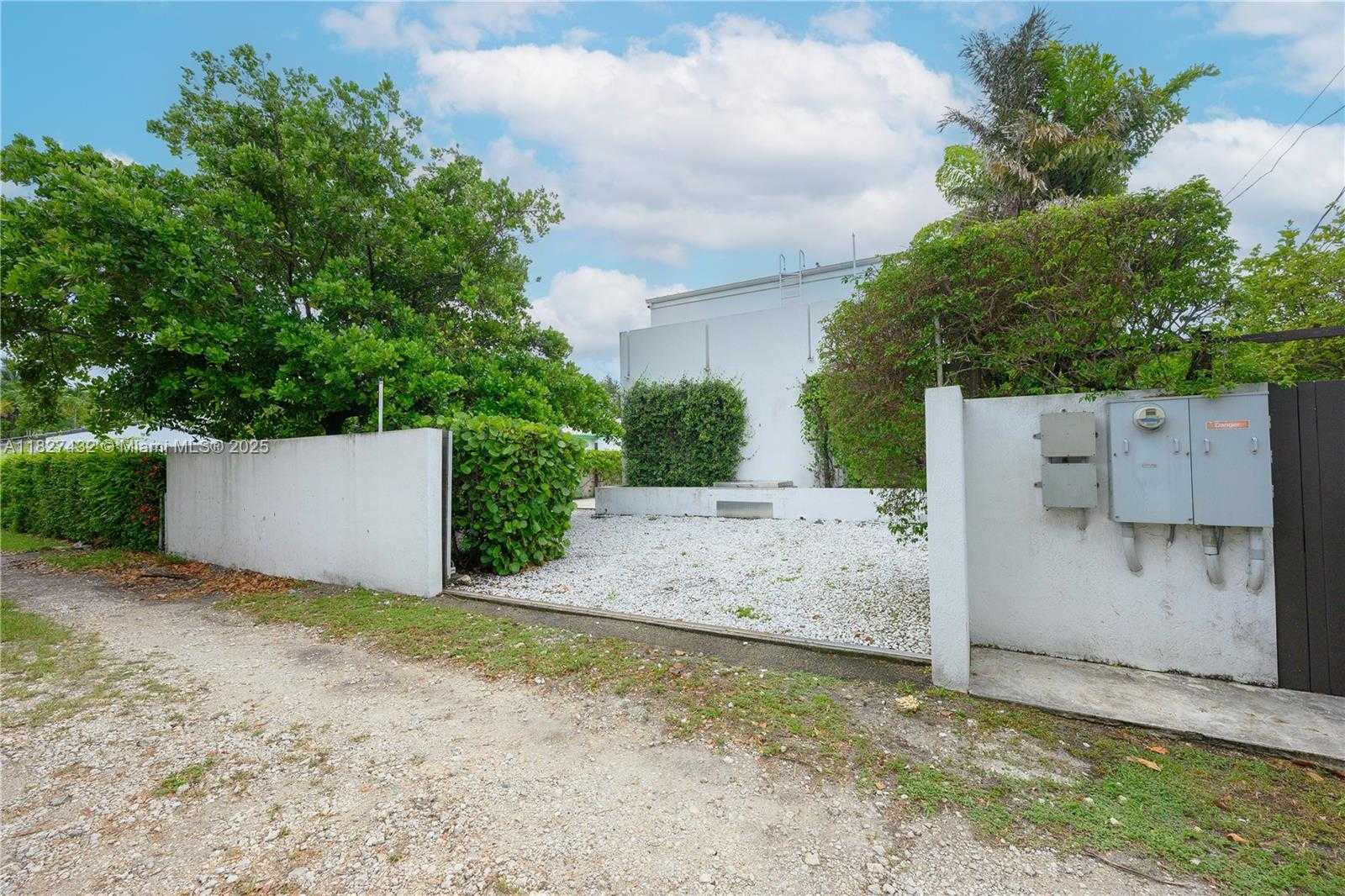 Small Image of 472 MINOLA DR #472, Miami Springs Number 39