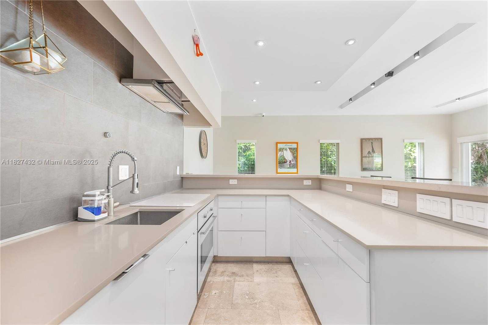 Small Image of 472 MINOLA DR #472, Miami Springs Number 7