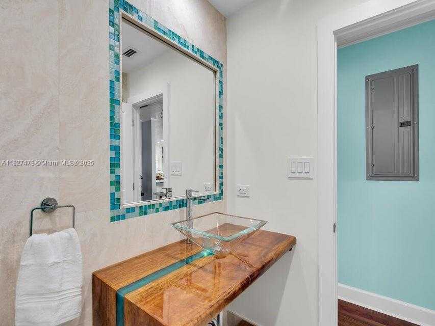 Small Image of 232 WEST SEAVIEW DR, Duck Number 41