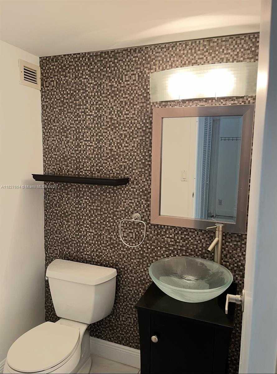 Small Image of 16919 NORTH BAY RD #102-2, Sunny Isles Beach Number 3