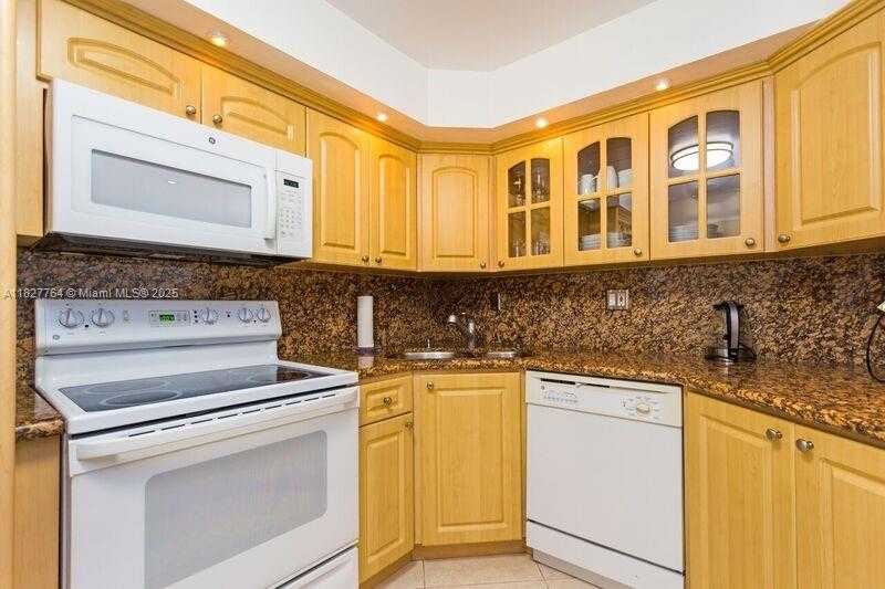 Small Image of 2655 COLLINS AV #605, Miami Beach Number 11