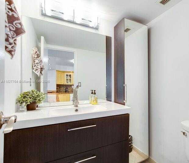 Small Image of 2655 COLLINS AV #605, Miami Beach Number 4