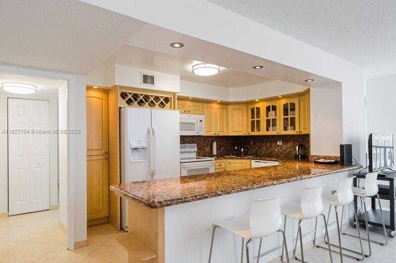 Small Image of 2655 COLLINS AV #605, Miami Beach Number 6