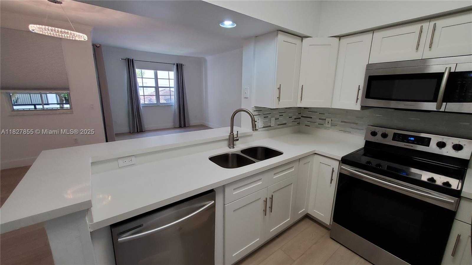 Small Image of Aventura Number 16