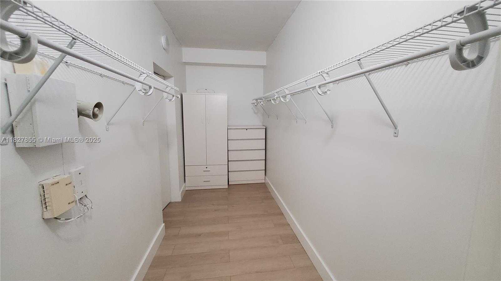 Small Image of Aventura Number 22