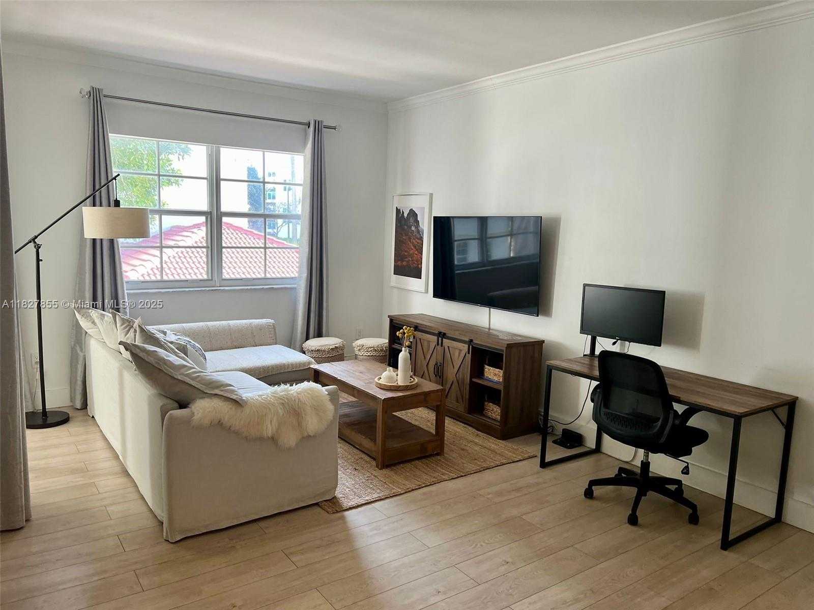 Small Image of Aventura Number 32