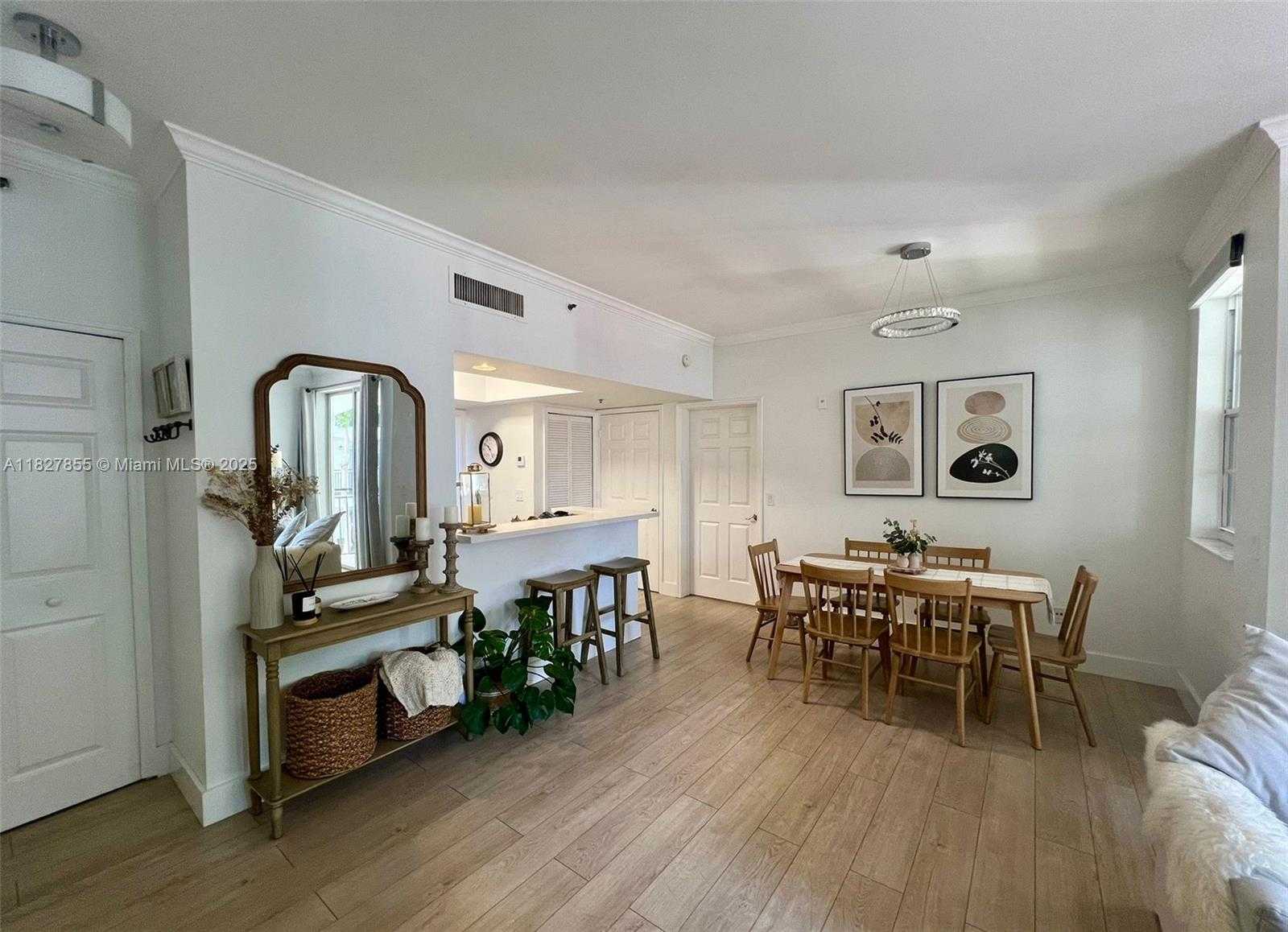 Small Image of Aventura Number 36