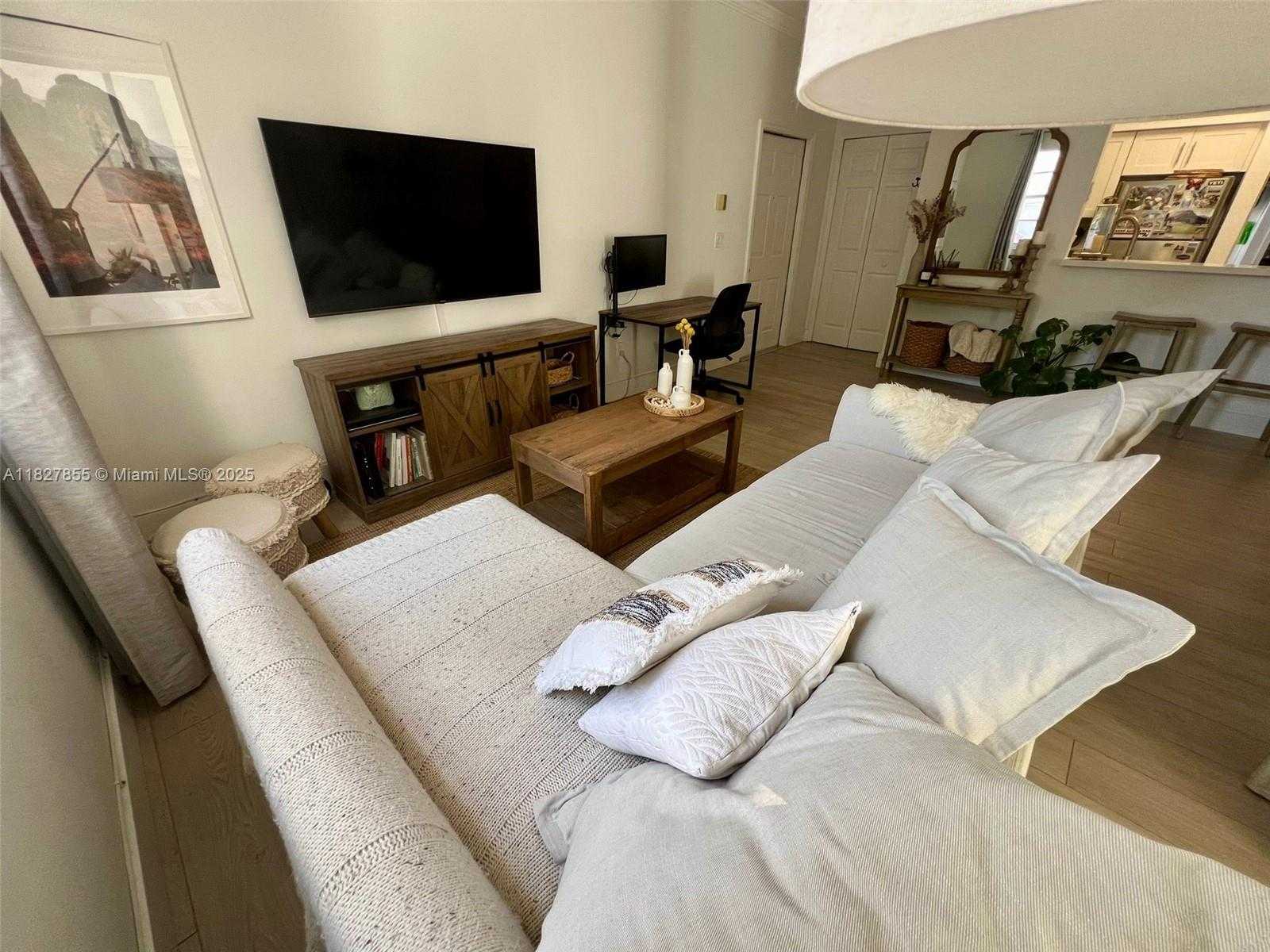 Small Image of Aventura Number 37