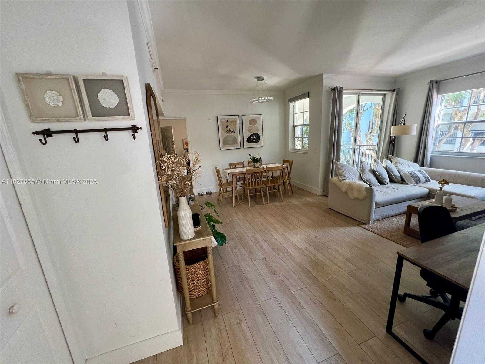 Small Image of Aventura Number 38