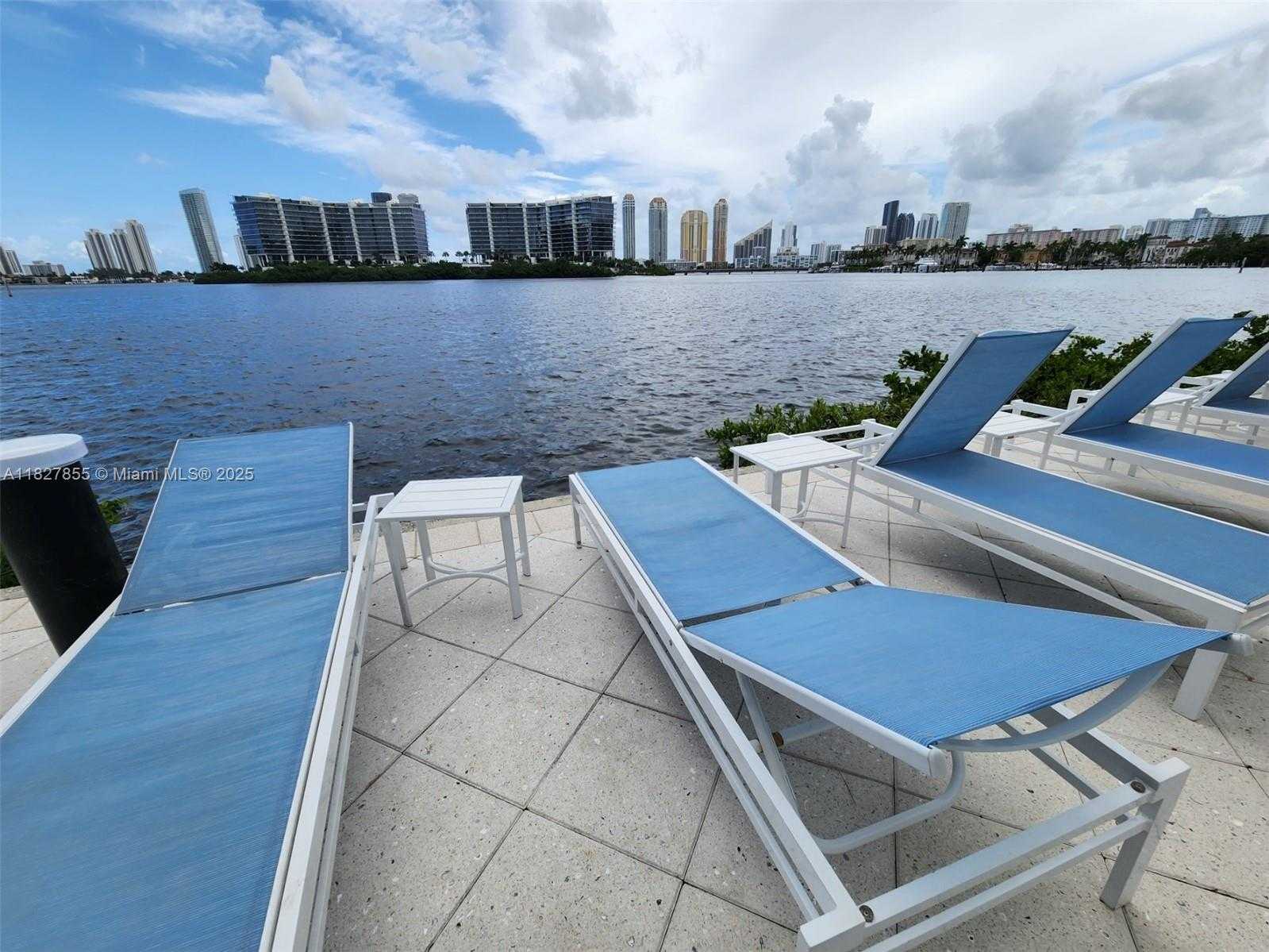Small Image of Aventura Number 4