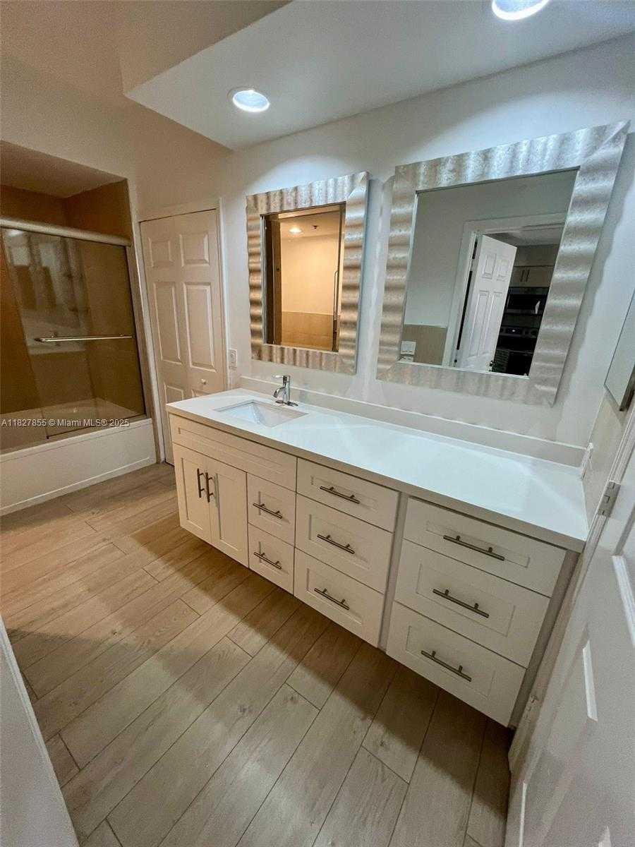 Small Image of Aventura Number 42