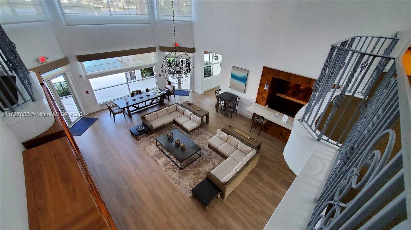 Small Image of Aventura Number 48