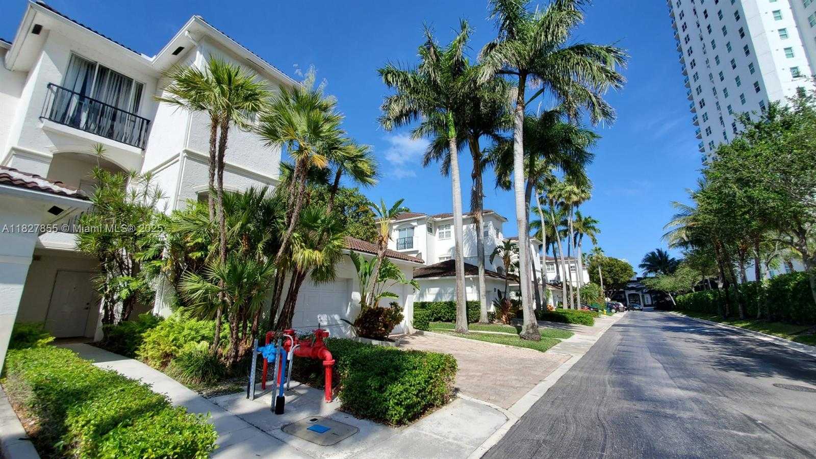 Small Image of Aventura Number 8