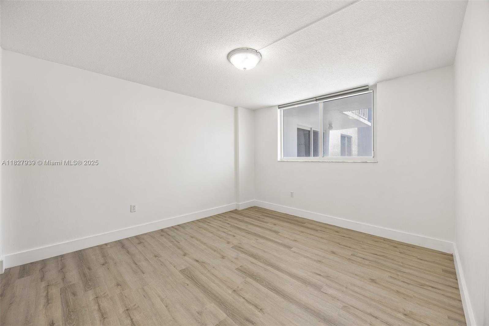 Small Image of 401 OCEAN DR #425, Miami Beach Number 2