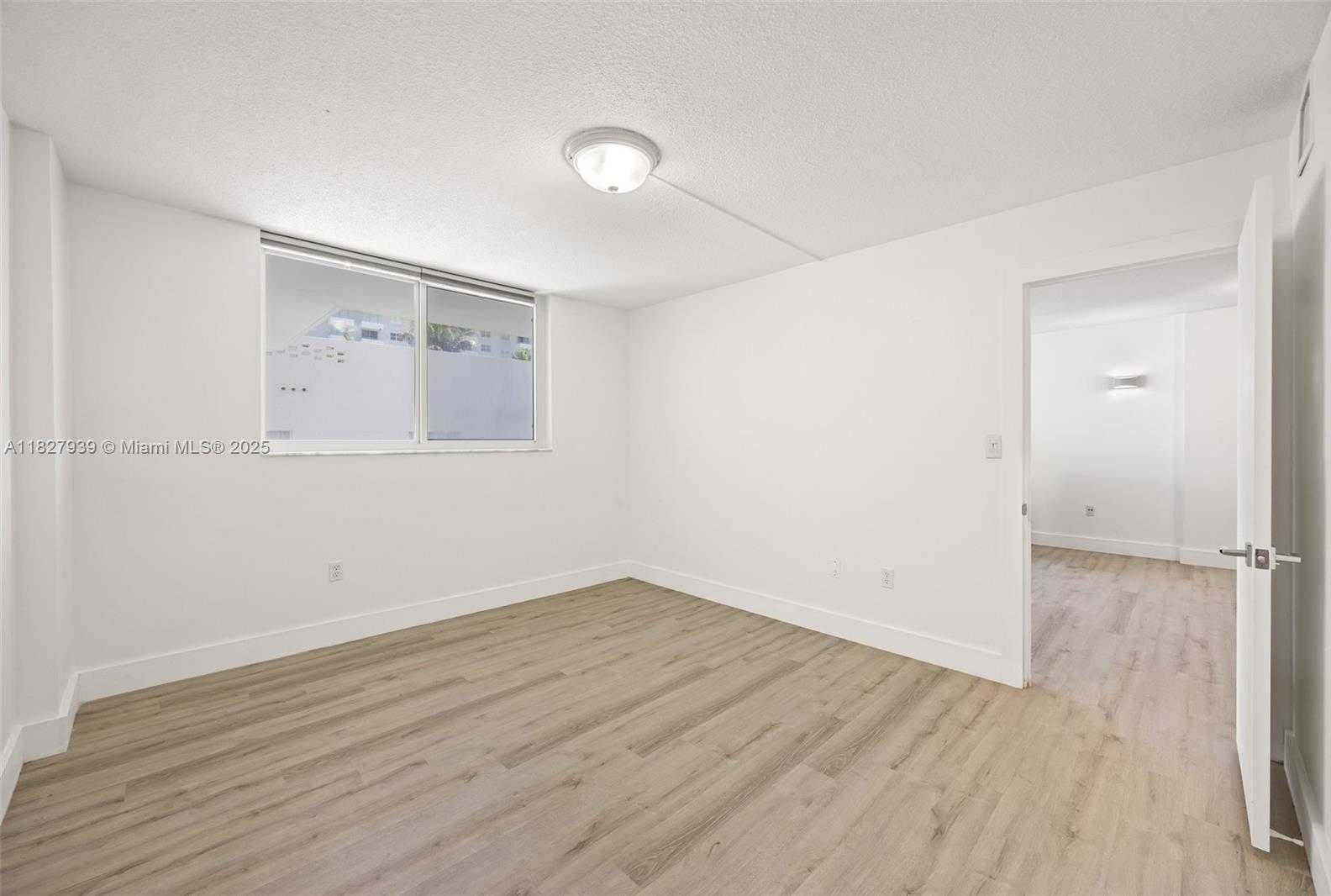 Small Image of 401 OCEAN DR #425, Miami Beach Number 3