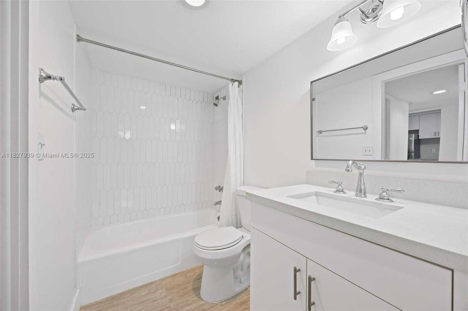 Small Image of 401 OCEAN DR #425, Miami Beach Number 4