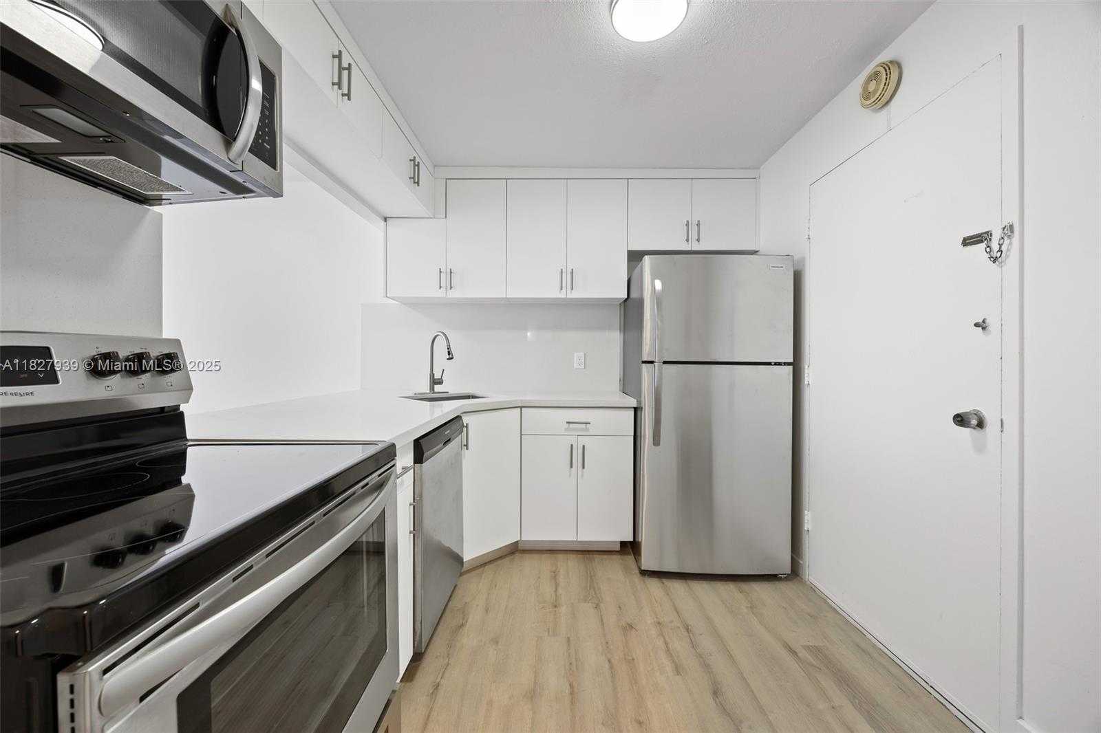Small Image of 401 OCEAN DR #425, Miami Beach Number 6
