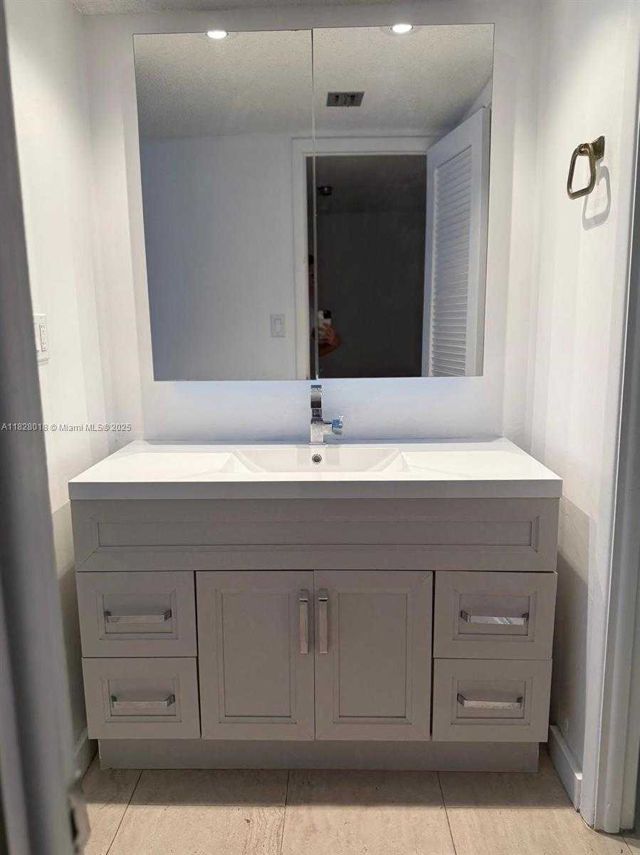 Small Image of 6039 COLLINS AVE #1212, Miami Beach Number 11