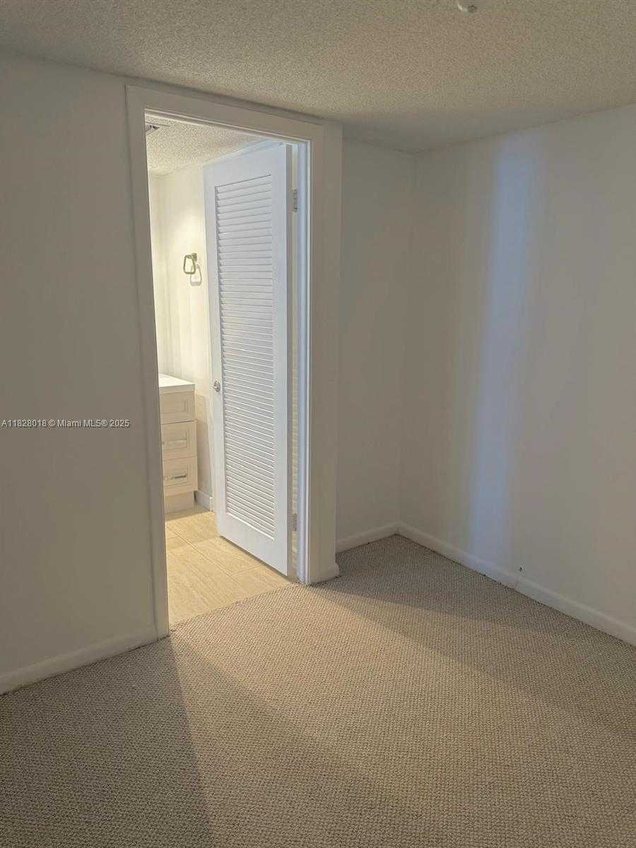 Small Image of 6039 COLLINS AVE #1212, Miami Beach Number 17