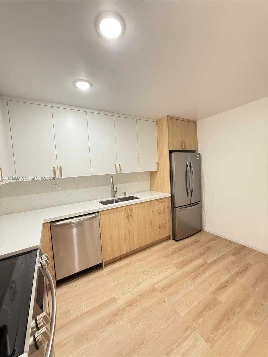 Small Image of 6039 COLLINS AVE #1212, Miami Beach Number 2