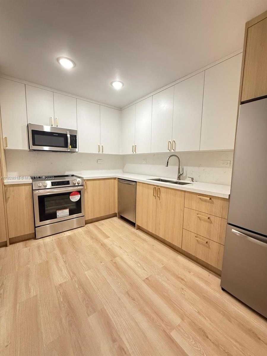 Small Image of 6039 COLLINS AVE #1212, Miami Beach Number 3