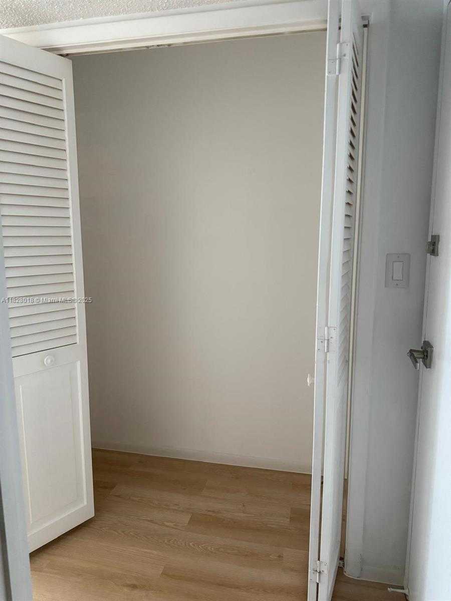 Small Image of 6039 COLLINS AVE #1212, Miami Beach Number 7