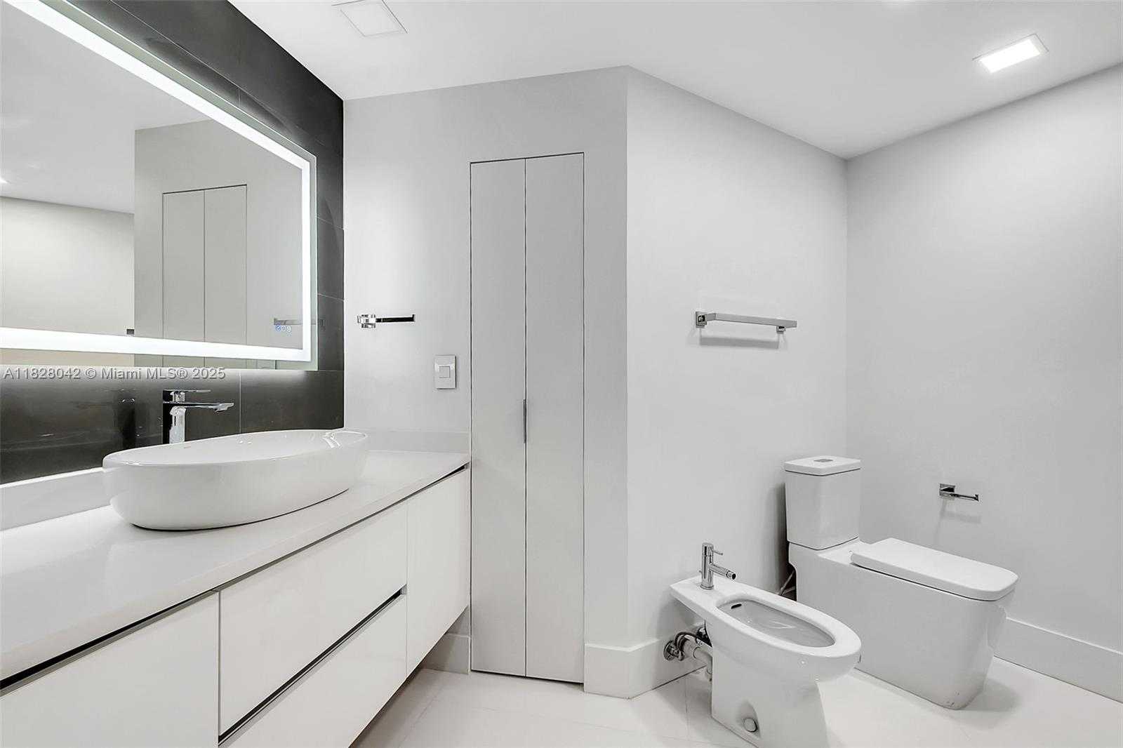 Small Image of 888 BRICKELL KEY DR #2100, Miami Number 4