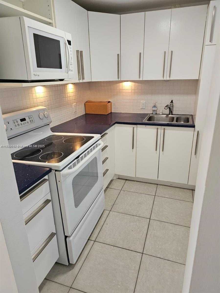 Small Image of 20500 E Country Club Dr, Aventura, FL 33180, USA Number 10