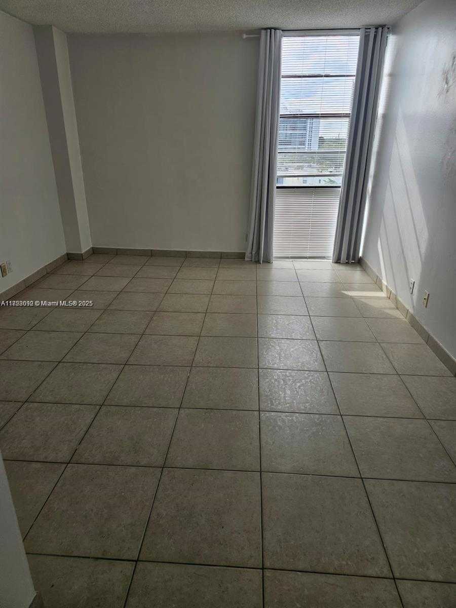 Small Image of 20500 E Country Club Dr, Aventura, FL 33180, USA Number 12