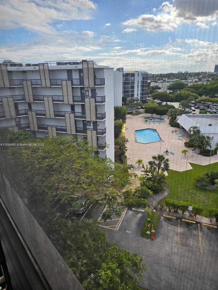 Small Image of 20500 E Country Club Dr, Aventura, FL 33180, USA Number 2