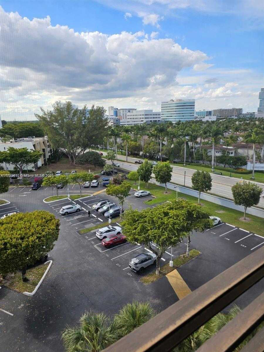 Small Image of 20500 E Country Club Dr, Aventura, FL 33180, USA Number 3