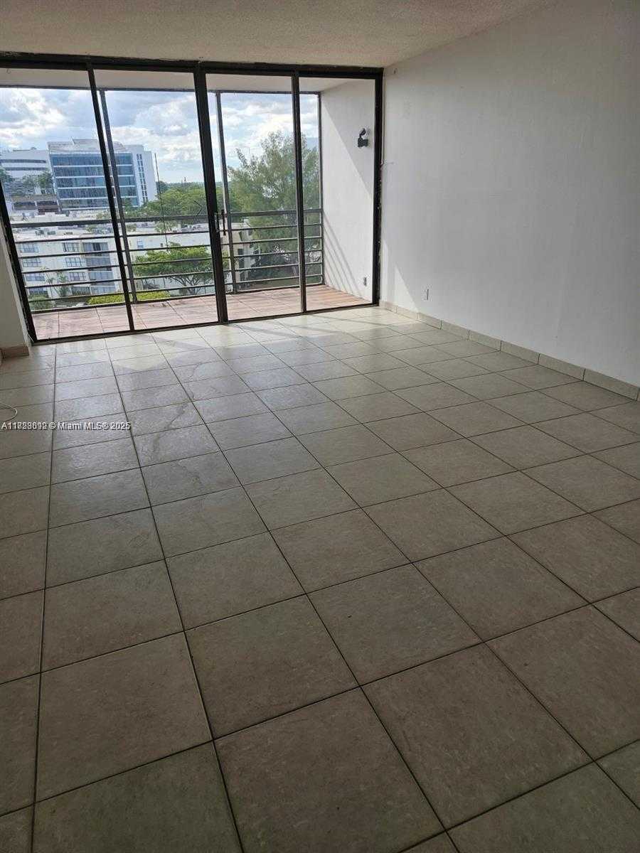 Small Image of 20500 E Country Club Dr, Aventura, FL 33180, USA Number 6