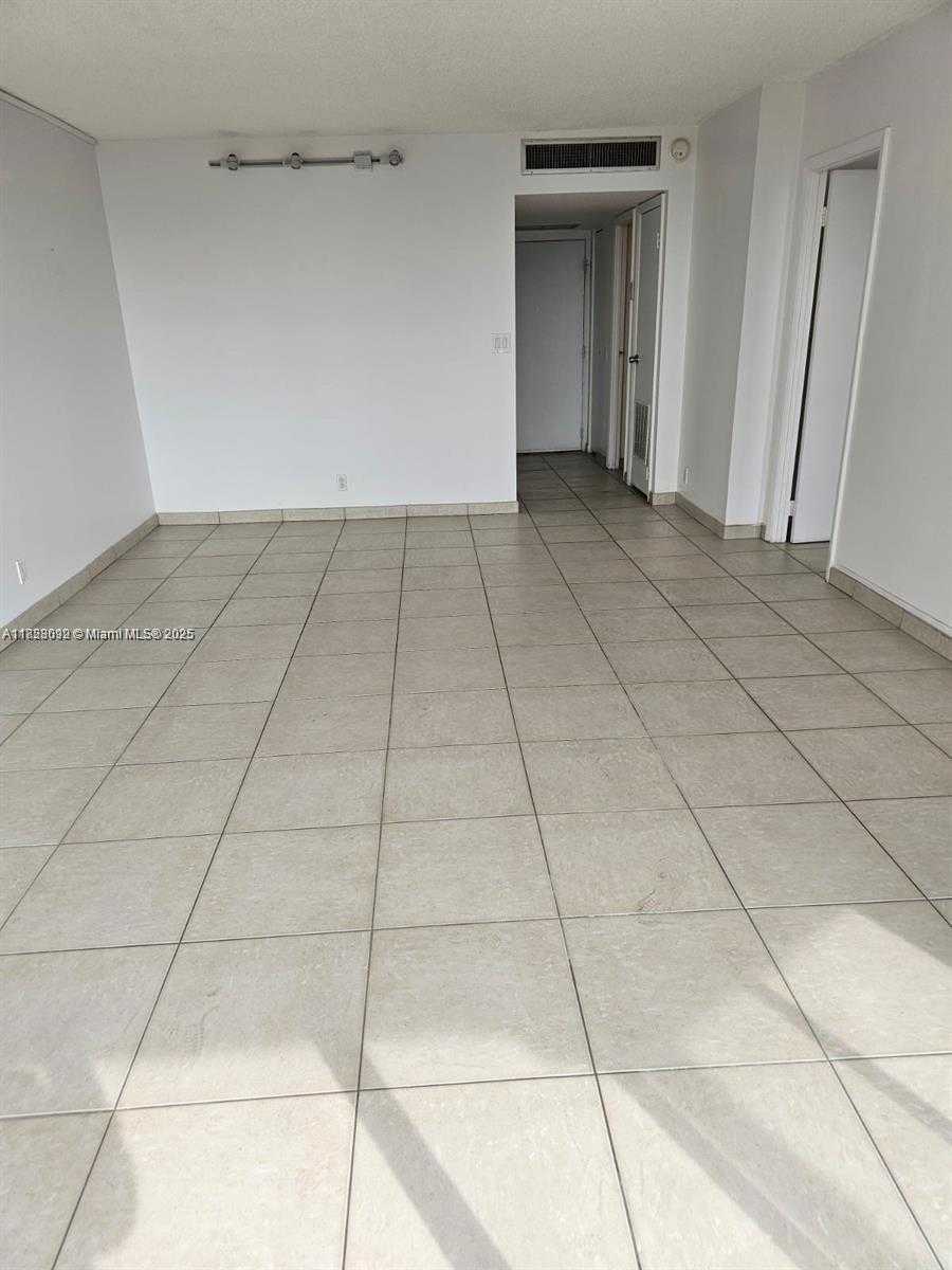 Small Image of 20500 E Country Club Dr, Aventura, FL 33180, USA Number 7