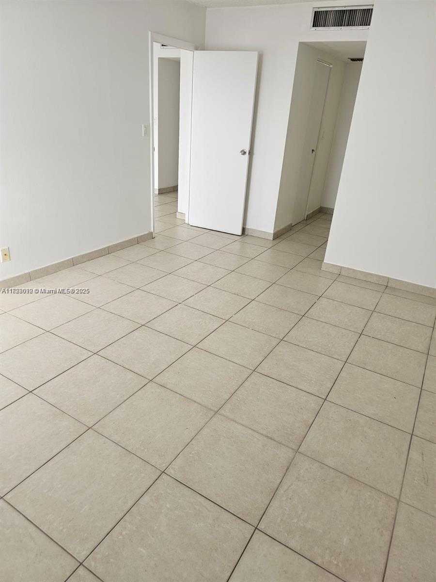 Small Image of 20500 E Country Club Dr, Aventura, FL 33180, USA Number 8