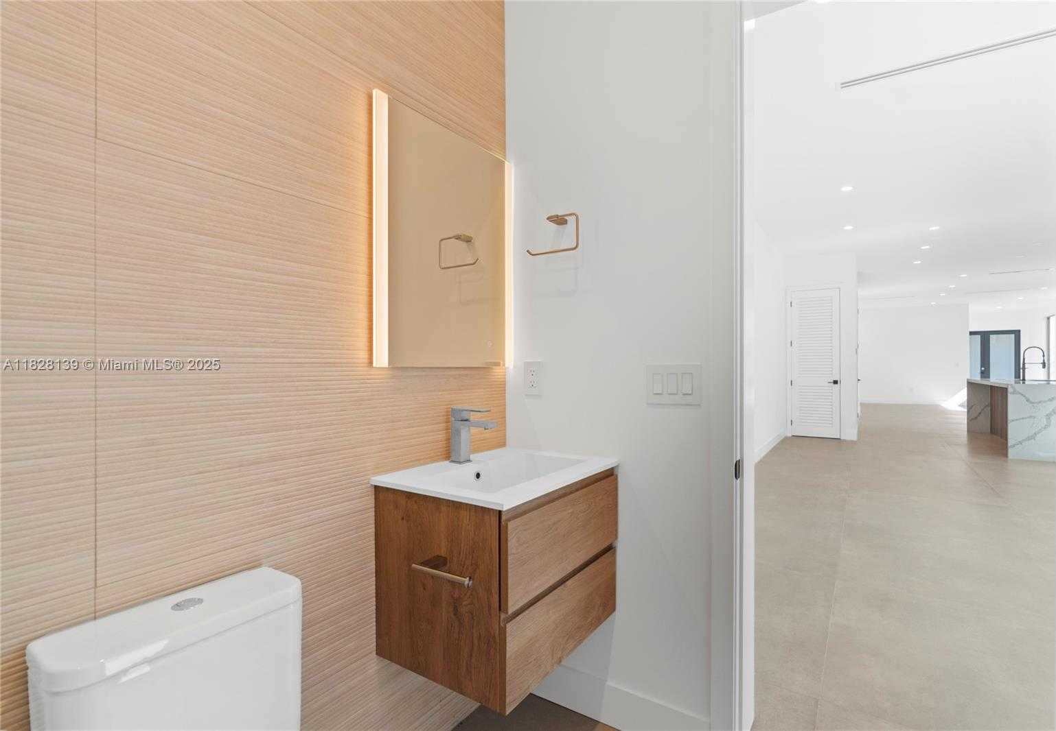 Small Image of 3026 AVIATION AVE #2, Miami Number 15