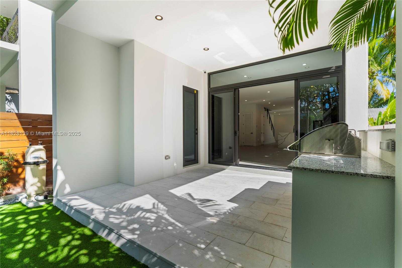 Small Image of 3026 AVIATION AVE #2, Miami Number 20