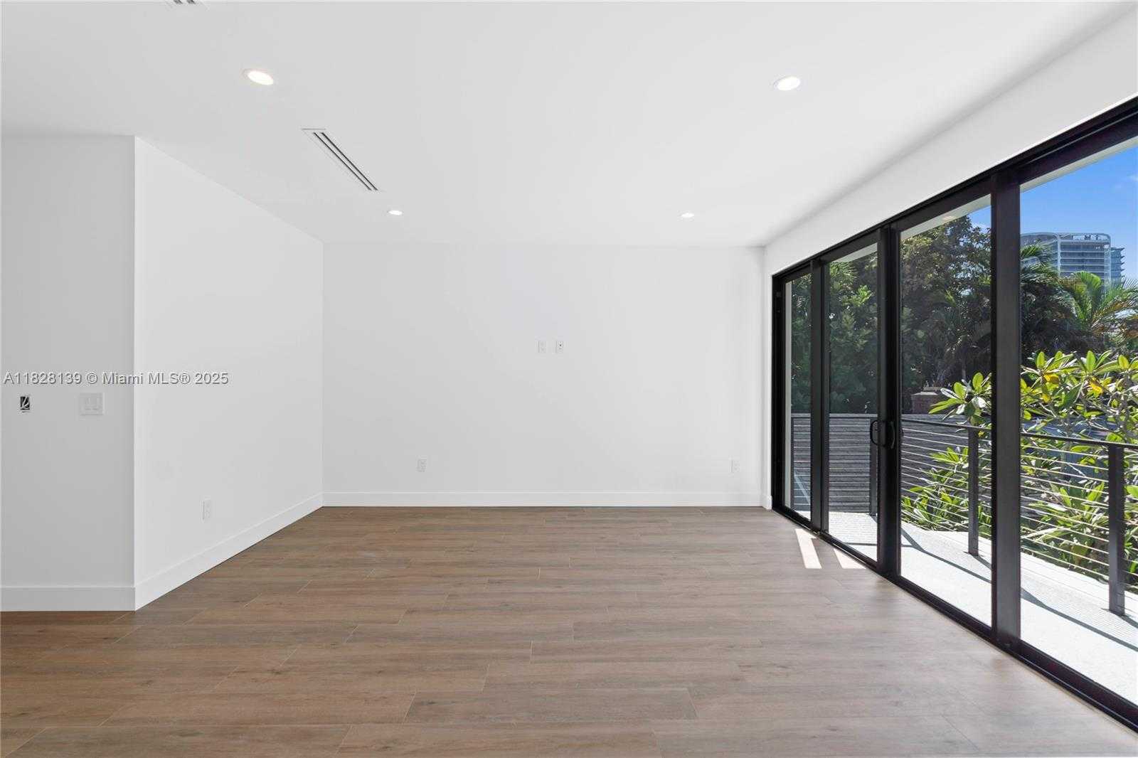 Small Image of 3026 AVIATION AVE #2, Miami Number 25